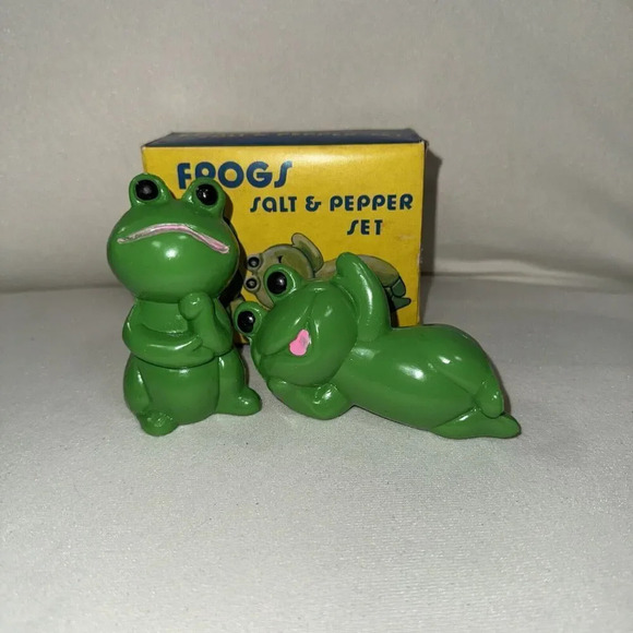 Vintage Happy Fun Green Frogs Salt And Pepper Shakers - Picture 1 of 8